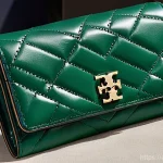 토리버치 키라 지갑과 엘라 지갑 비교 - **Tory Burch Kira Wallet: Evening Elegance**
    A luxurious close-up image of a Tory Burch Kira wal...