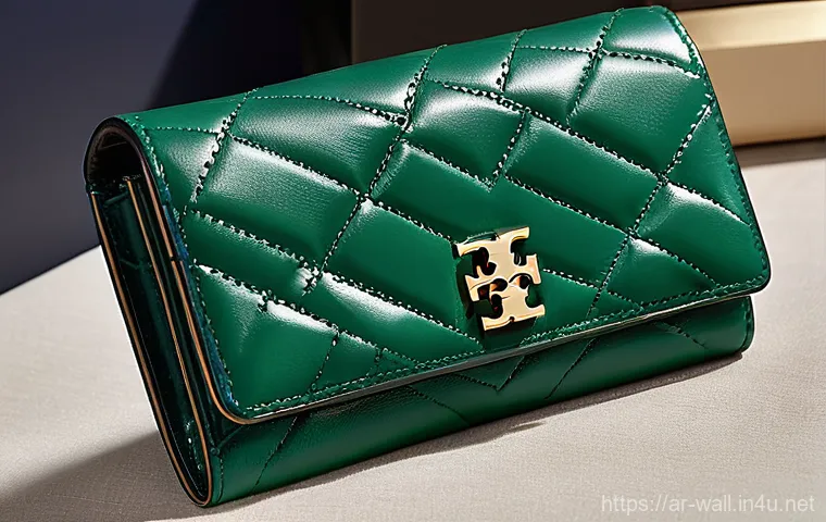 토리버치 키라 지갑과 엘라 지갑 비교 - **Tory Burch Kira Wallet: Evening Elegance**
    A luxurious close-up image of a Tory Burch Kira wal...