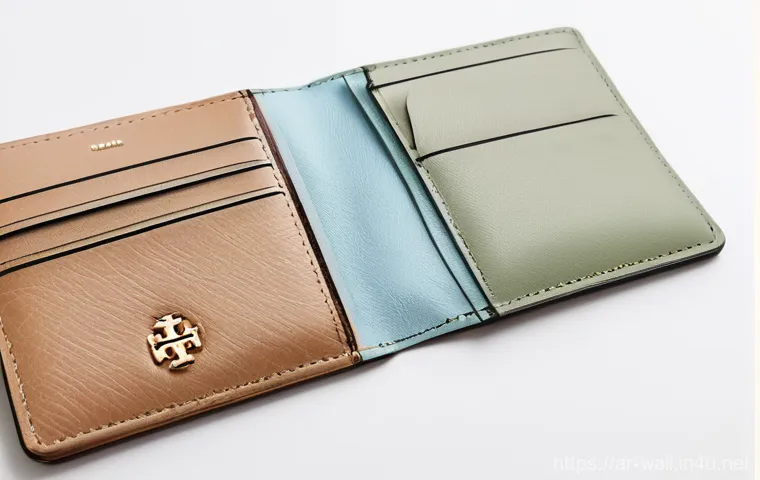 토리버치 키라 지갑과 엘라 지갑 비교 - **Tory Burch Kira Wallet: Evening Elegance**
    A luxurious close-up image of a Tory Burch Kira wal...