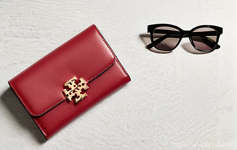 토리버치 키라 지갑과 엘라 지갑 비교 - **Tory Burch Ella Wallet: Modern Daily Essential**
    An overhead shot capturing a Tory Burch Ella ...